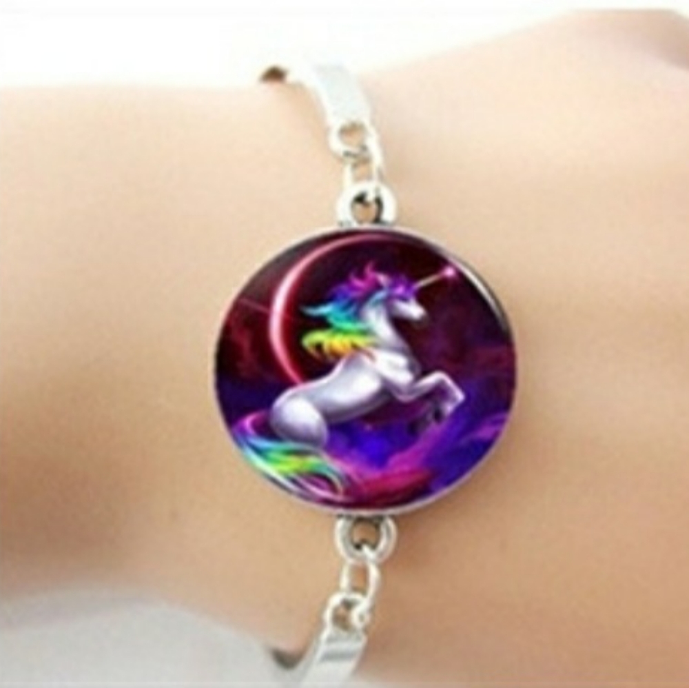 New Stunning Bracelet Fashioned in Silver!